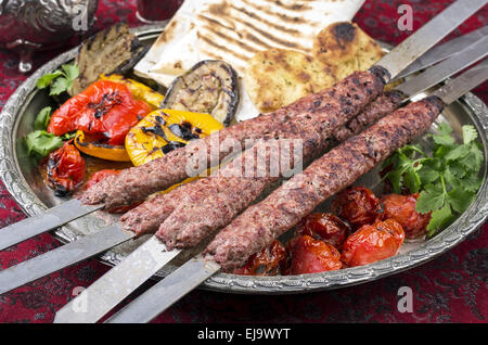 Kebab-e-kubideh avec légumes grillés Banque D'Images