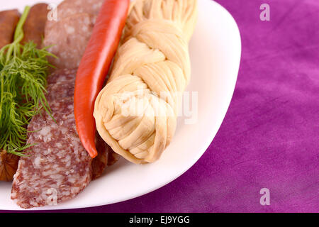 Salami avec des morceaux de poivron rouge et fromage Banque D'Images