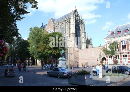 Extérieur de l'église Dom gothique ou de la cathédrale Saint-Martin à la place Domplein à Utrecht, Pays-Bas Banque D'Images
