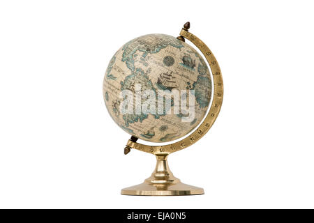 Globe Antique isolé sur fond blanc. Studio close-up. Montrant l'Amérique du Nord et Amérique du Sud. Banque D'Images