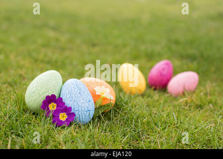 Autre couleur les oeufs de Pâques sur une herbe Banque D'Images