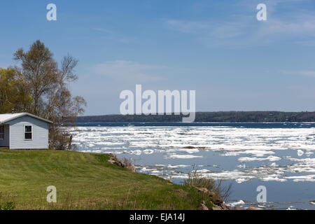 Briser la glace sur une baie au printemps. Petite maison donnant sur la scène. Copie de l'espace dans la partie supérieure du châssis. Banque D'Images