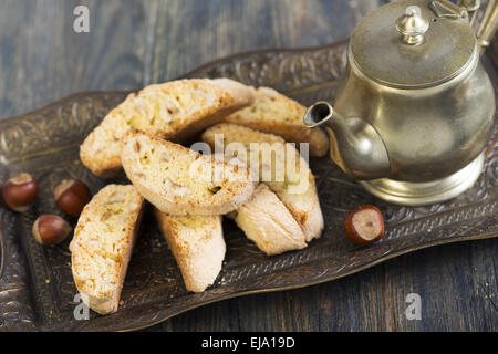 Cafetière italienne et les cookies. Banque D'Images