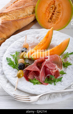 Melon au jambon et olives Banque D'Images