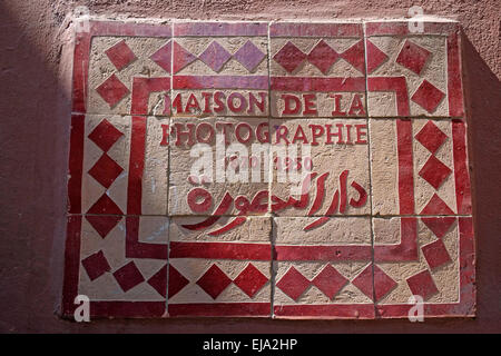 Sol carrelé affiche à l'extérieur de la maison de la photographie à Marrakech, Maroc, Afrique du Nord. Banque D'Images