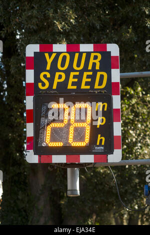 L'indicateur de vitesse (SID) sur un 30 mph milles par heure de route : il affiche la vitesse de voiture / véhicule. Banque D'Images