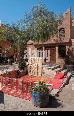 Les tapis et carpettes marocain sur l'affichage dans une place de marché dans la médina de Marrakech, Maroc, Afrique du Nord. Banque D'Images