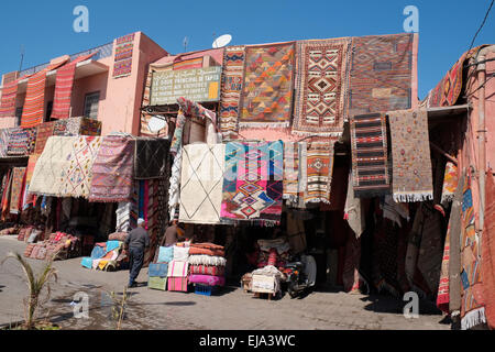 Tapis marocain tapis et boutiques de la médina de Marrakech, Maroc, Afrique du Nord. Banque D'Images