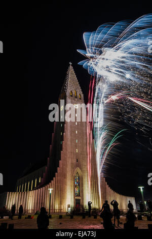 De nouvelles années d'artifice à Reykjavik Islande Banque D'Images