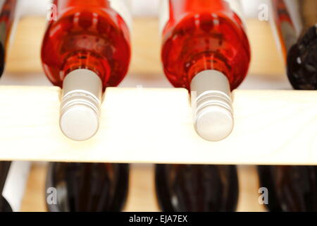 Les bouteilles de vin en bois à empiler Banque D'Images