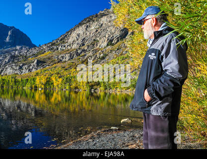 L'HOMME À Silver Lake, dans l'Est de la Sierra de la Californie du Nord, une populaire destination de pêche à la truite Banque D'Images