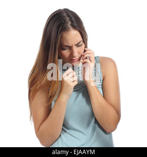 Vue de face d'une femme effrayée isolé sur fond blanc Banque D'Images