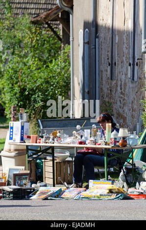 Un vendeur au marché aux puces en août Gigny-safe-Saône, Bourgogne, France. Banque D'Images