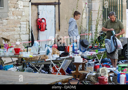 Shopping au marché aux puces en août Gigny-safe-Saône, Bourgogne, France. Banque D'Images