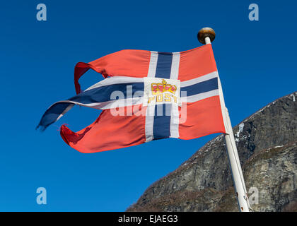 Le drapeau norvégien en Ferry Gudvangen, Fjord Norvège Banque D'Images