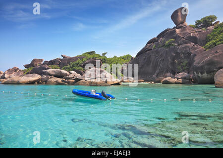 Amarré dans la baie bateau gonflable Banque D'Images