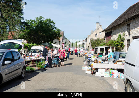 Au marché aux puces en août Gigny-safe-Saône, Bourgogne, France. Banque D'Images