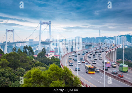 Xiamen haicang bridge traffic au crépuscule Banque D'Images