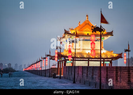 Belle ville de Xian dans nightfall Banque D'Images