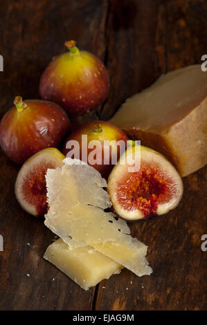 Fromage de brebis et de figues fraîches Banque D'Images