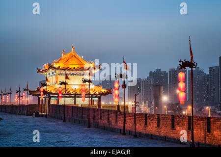 Xian ancienne tour dans nightfall Banque D'Images