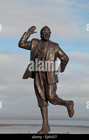 La statue de bronze Eric Morecambe par Graham Ibbeson sur la promenade à Morecambe, Lancashire, England, UK Banque D'Images