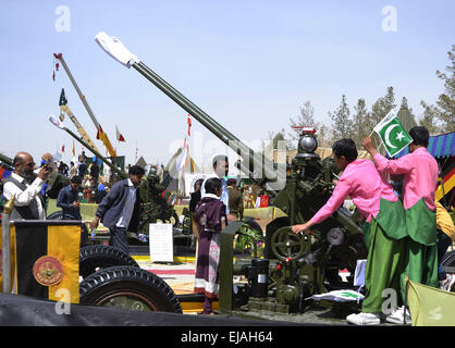 Quetta. Mar 23, 1940. Les civils pakistanais visiter une exposition au cours de la cérémonie de la Journée nationale du Pakistan Quetta, dans le sud-ouest le 23 mars 2015. Le 23 mars 1940, le Pakistan a été adopté une résolution historique dans l'est de la ville de Lahore, qui a mené à la création d'une patrie séparée pour les musulmans du sous-continent indien. © Asad/Xinhua/Alamy Live News Banque D'Images