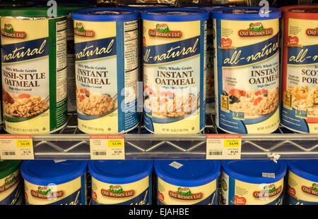 Paquets d'avoine pour la vente dans un supermarché de la ville de New York Banque D'Images