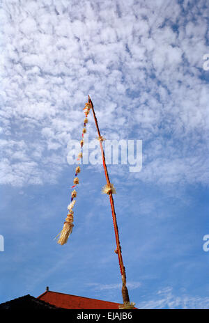 Penjor hindou à Ubud à Bali en Indonésie en Asie du sud-est. La religion religieux spirituel Spiritualité Foi Ciel Culture culte Wanderlust Travel Banque D'Images