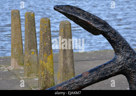 L'ancre de rouille à côté de la station de sauvetage à Silloth, Cumbria, Angleterre. Banque D'Images