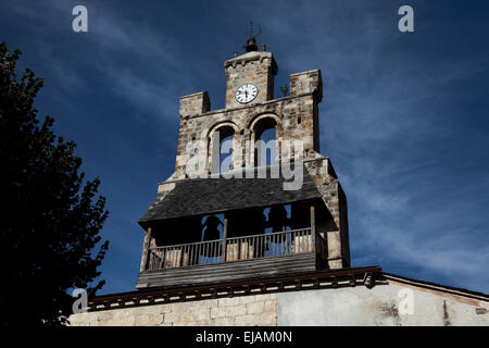 Le clocher, liste du patrimoine mondial, de l'église du xive siècle à Audressein, Ariège, Midi Pyrénées dans le sud ouest de la France Banque D'Images