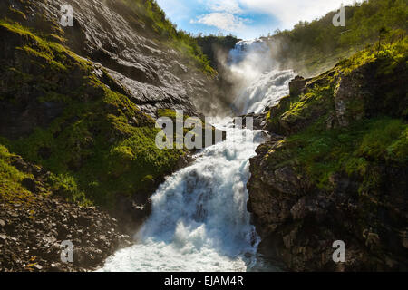 Cascade Kjosfossen géant dans Flam - Norvège Banque D'Images