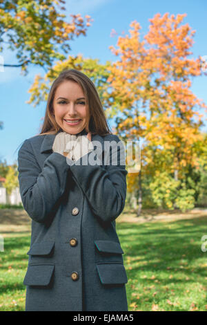 Smiling Pretty Woman en manteau gris froid Banque D'Images