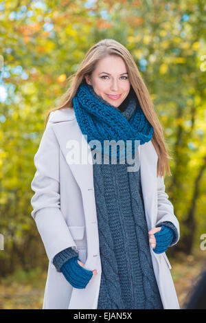 Superbe jeune femme en automne fashion Banque D'Images