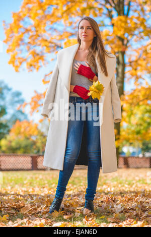 Femme élégante en automne fashion Banque D'Images