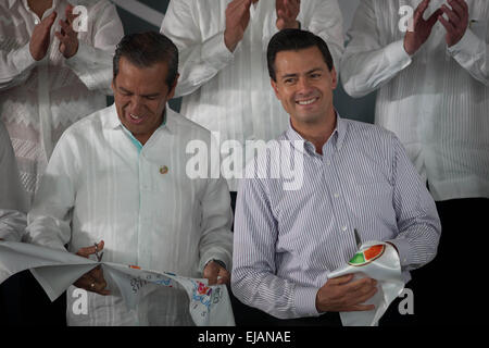 Acapulco, Mexique. Mar 23, 2015. Le Président mexicain Enrique Pena Nieto(R) prend part à la cérémonie d'ouverture du marché aux puces Touristique 2015, à Acapulco city, dans l'État de Guerrero, Mexique, le 23 mars 2015. Crédit : Pedro Mera/Xinhua/Alamy Live News Banque D'Images