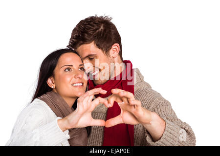 Jeune couple en coeur avec les mains Banque D'Images