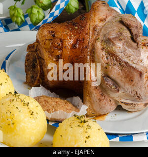 Schweinshaxe - jarret de porc sur Bavarian Banque D'Images