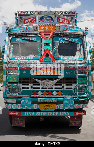 Camion indien décoré sur le haut de la route Manali-Leh dangereux dans l'himalaya Banque D'Images