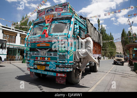 Camion indien décoré sur le haut de la route Manali-Leh dangereux dans l'himalaya Banque D'Images