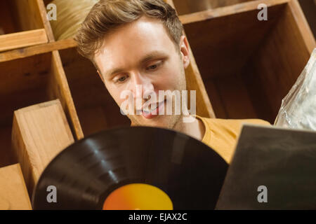 Jeune homme en regardant sa collection de vinyle Banque D'Images