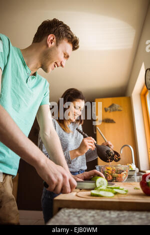 Joli couple de préparer des aliments ensemble Banque D'Images