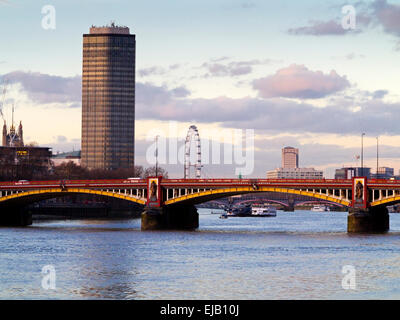 Vauxhall Bridge sur la Tamise Londres Angleterre Royaume-uni construit 1906, il porte la route A202 entre Vauxhall et Pimlico Banque D'Images