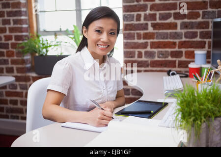 Designer occasionnels travaillant à son bureau Banque D'Images