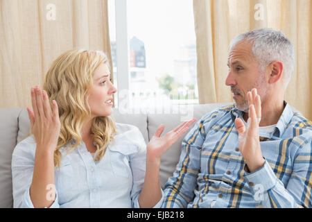 Couple arguing on the couch Banque D'Images