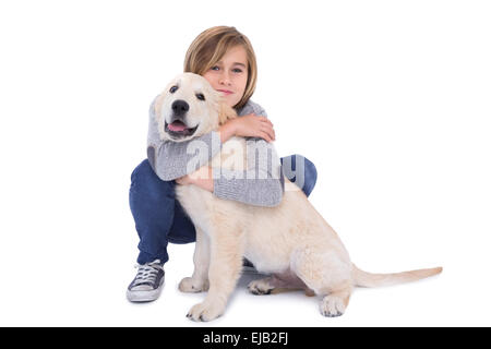 Portrait of cute boy hugging son chien Banque D'Images