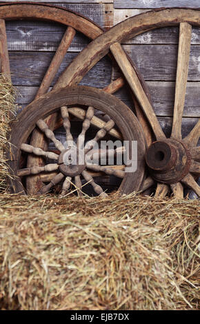 Les roues d'un vieux panier Banque D'Images