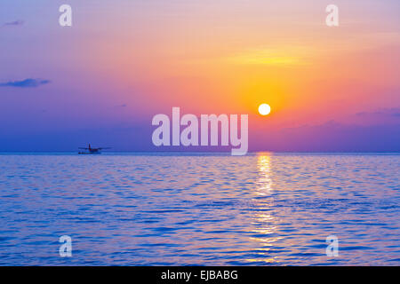 Seaplane au coucher du soleil - Maldives Banque D'Images