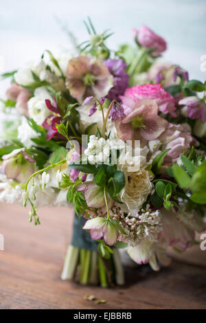 Bouquet floral abondantes du printemps fleurs y compris ranunculus hellebore parrot tulip tulipa et Coeur Tendre blanc Banque D'Images