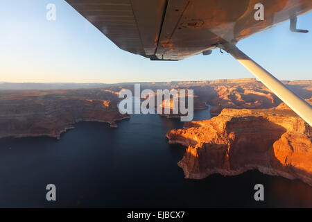 Le lac Powell de l'avion sur un coucher de soleil Banque D'Images